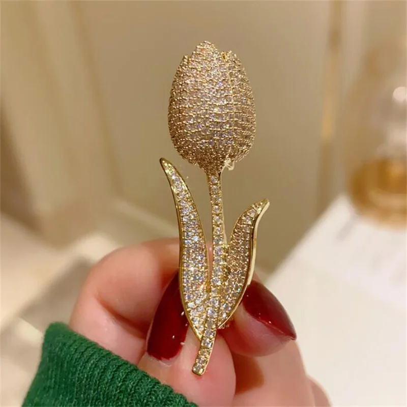 Broche de tulipán con incrustaciones de diamantes para mujer, ramillete elegante, temperamento versátil, Pin de abrigo de traje de circón