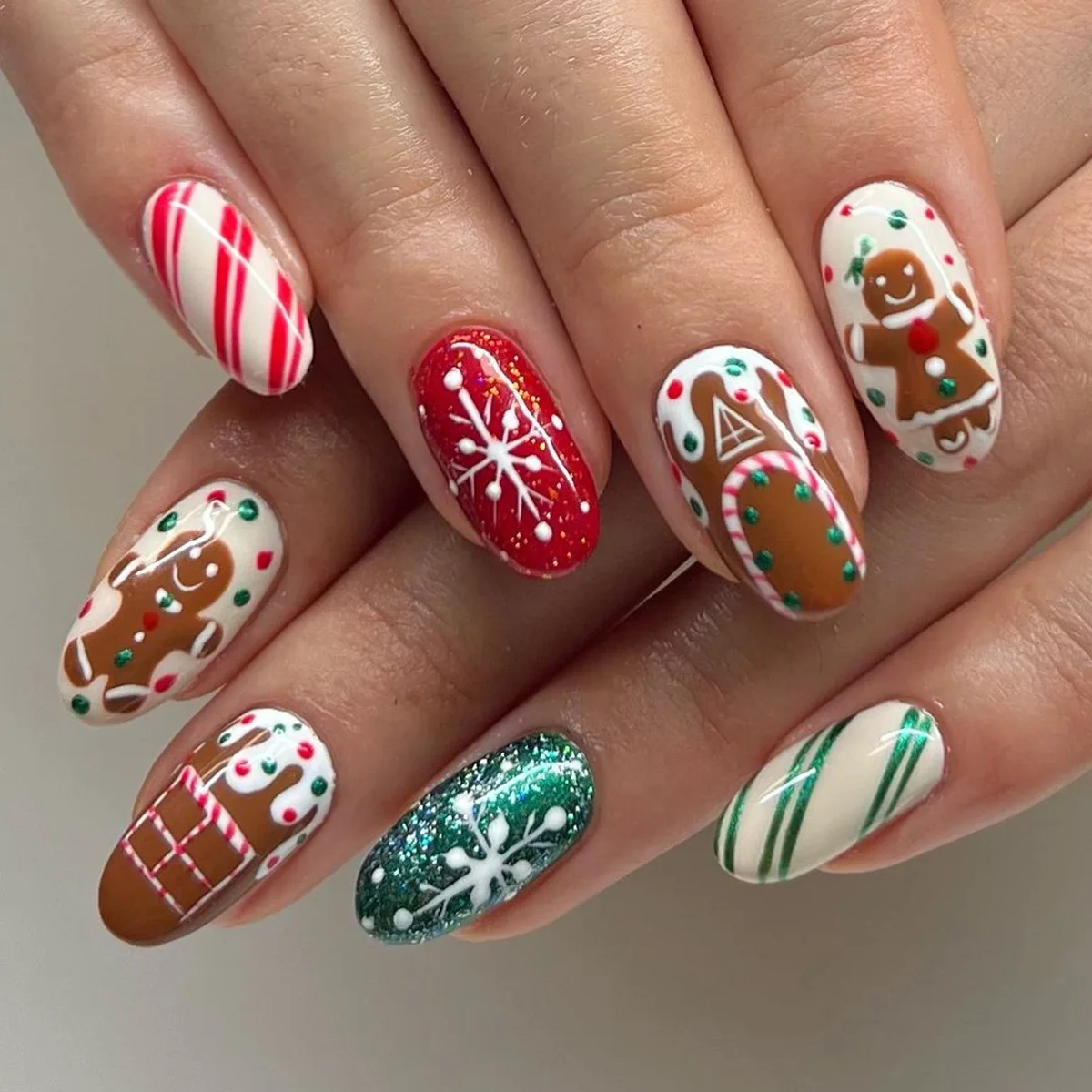 

24Pcs Festive Cartoon Press-On Nails Set Oval Glossy Red&White Fake Nail Tips Christmas Gingerbread,Snowflake&Candy False Nail