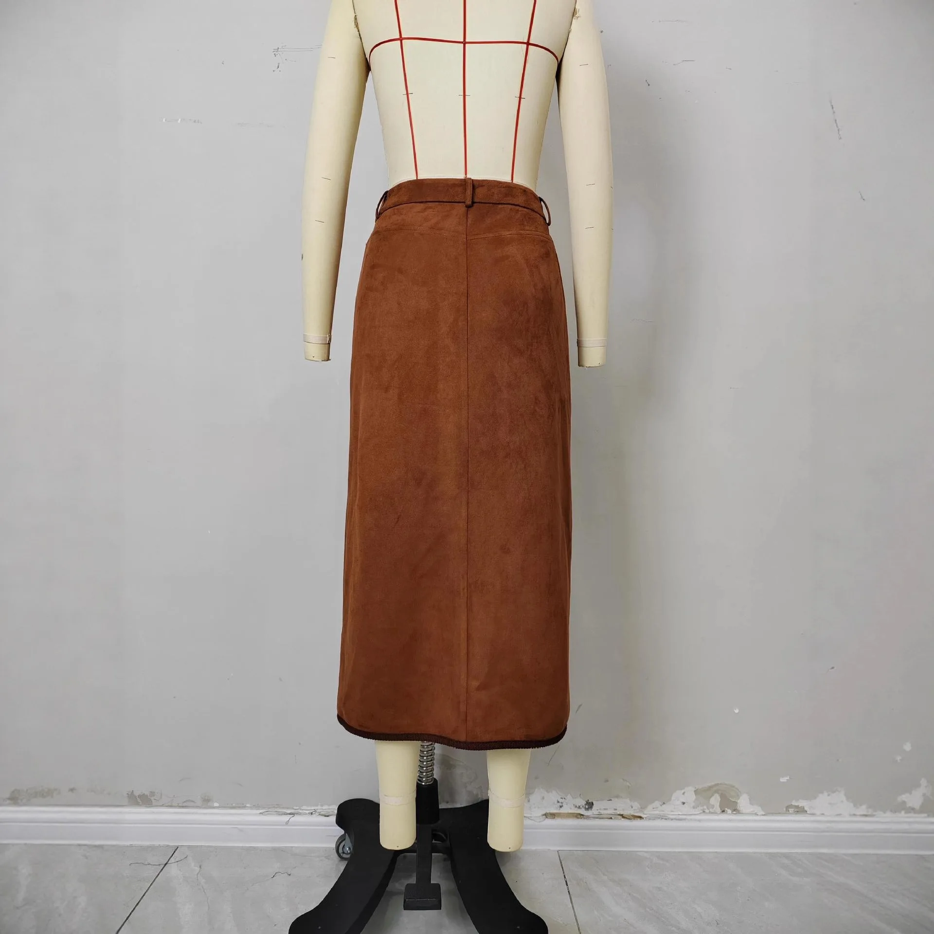 Damska spódnica zamszowa w stylu retro na jesień i zimę, modna, zapinana na jeden guzik, z wysokim stanem, codzienna i uniwersalna, idealna do pracy.