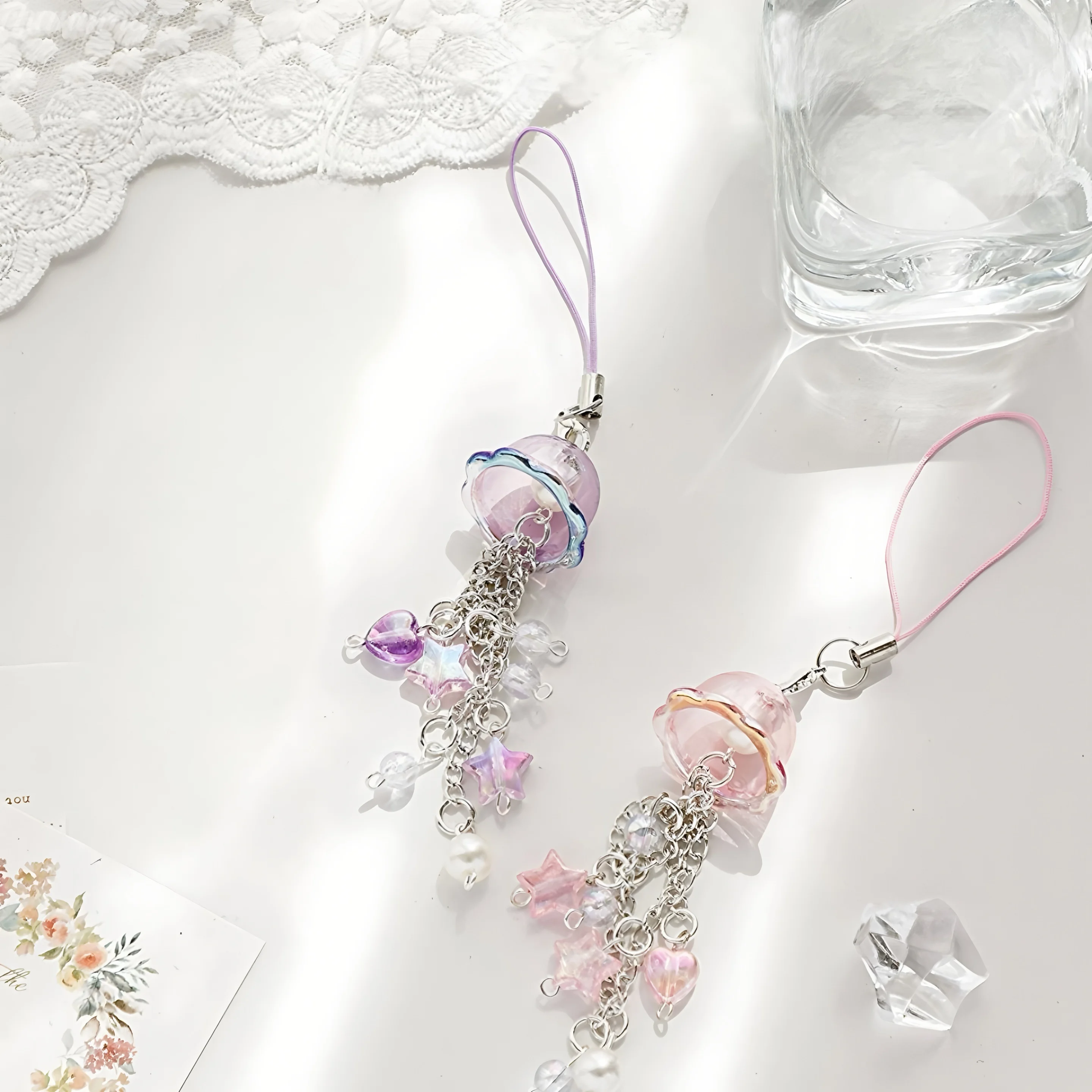 LLavero de medusa rosa púrpura, campanas de viento, llavero con cuentas de corazón y estrella para teléfono, cámara, auricular, funda, colgante, cordón