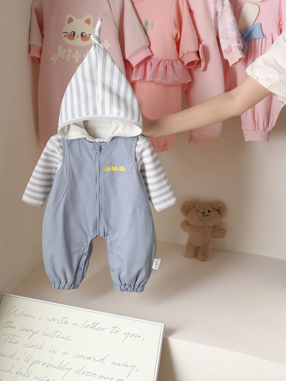 

Girls Outfit Set New Autumn Sle Baby Girl Svel Bib Overalls Spring Autumn Two-Piece Set Trendy Base Layer Hat Included