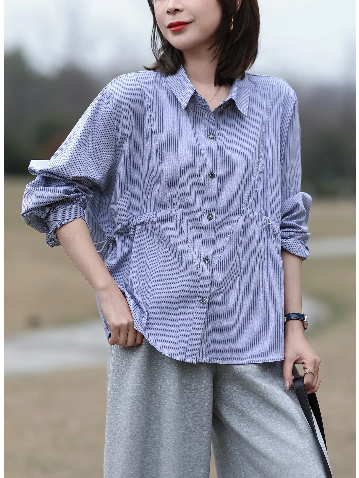 

Оригинальный дизайн, приталенная полосатая рубашка с длинным рукавом, отложным воротником и сборками, весна 2026, для повседневной носки