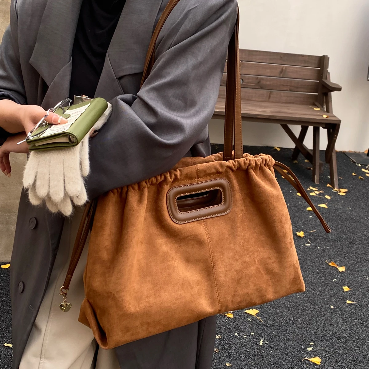 

New Style Early Morning Commute Bag, Lightweight Single-Shoulder Tote Bag for Women, Large Capacity Suede Plush Tablet Bag for Students Attending Class, High School Students