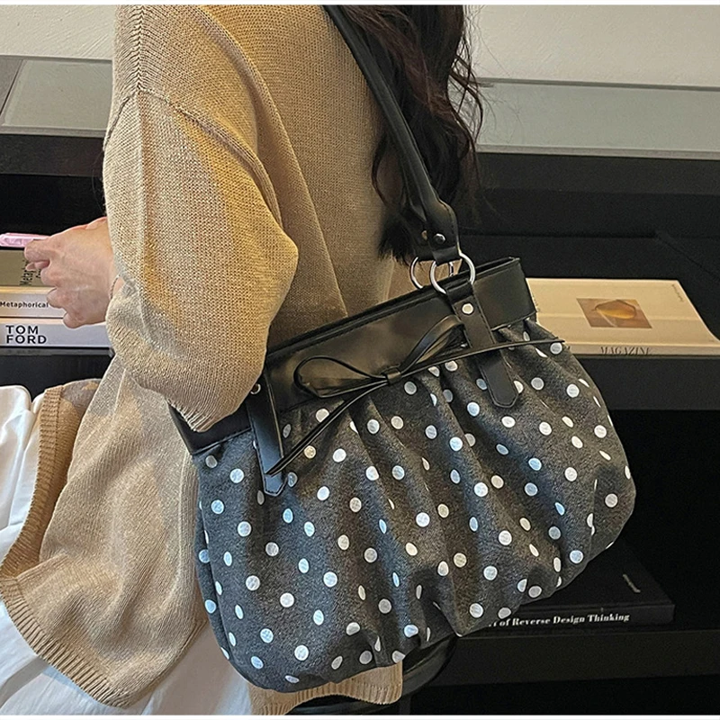 Koreanische Polka-Dot-Schleifenknoten-Patchwork-Hobo-Unterarmtasche, Damenhandtasche, vielseitige leichte Pendler-Tragetasche, lässig-schicke Tasche – Detail 15
