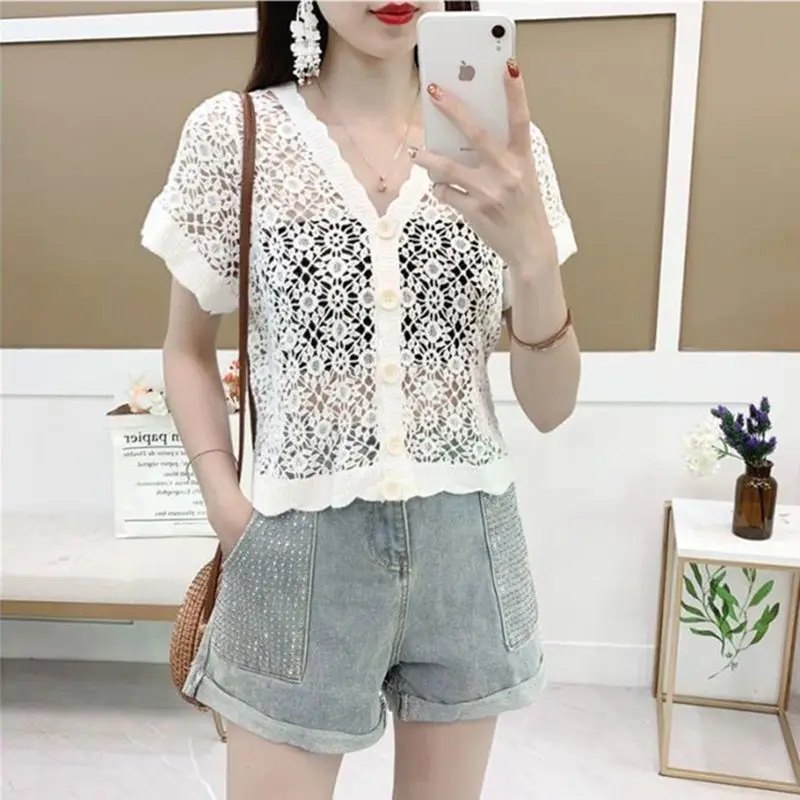 2025 nuevas mujeres ahuecan hacia fuera el cuello en V Top de encaje de manga corta camisa abierta nicho moda versátil estilo chal blusa