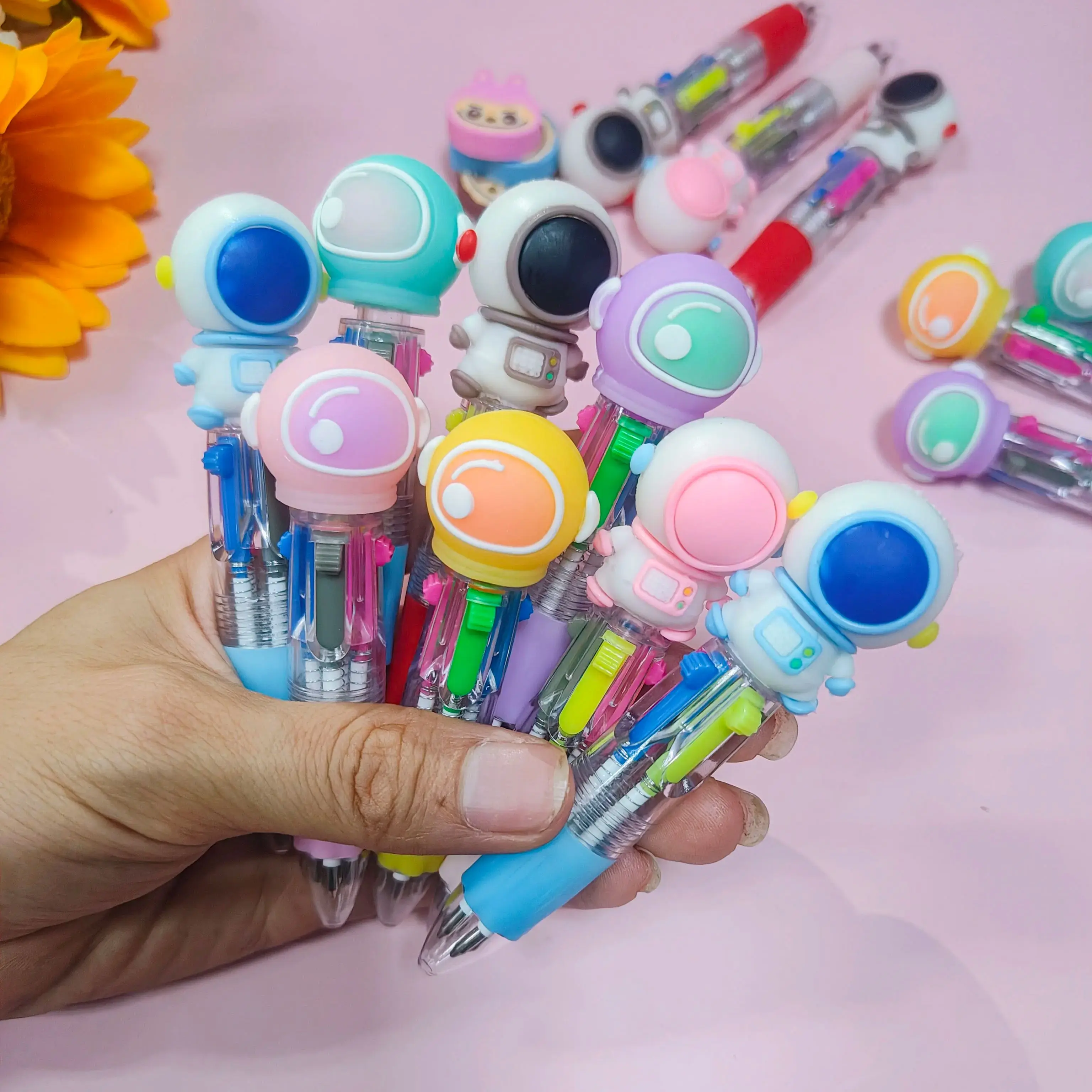 10 sztuk/partia śliczne astronauta Mini 4 kolor długopis Cartoon Spacemen Multicolor długopisy dla dzieci szkoła papiernicze artykuły biurowe prezent — zdjęcie produktu 6