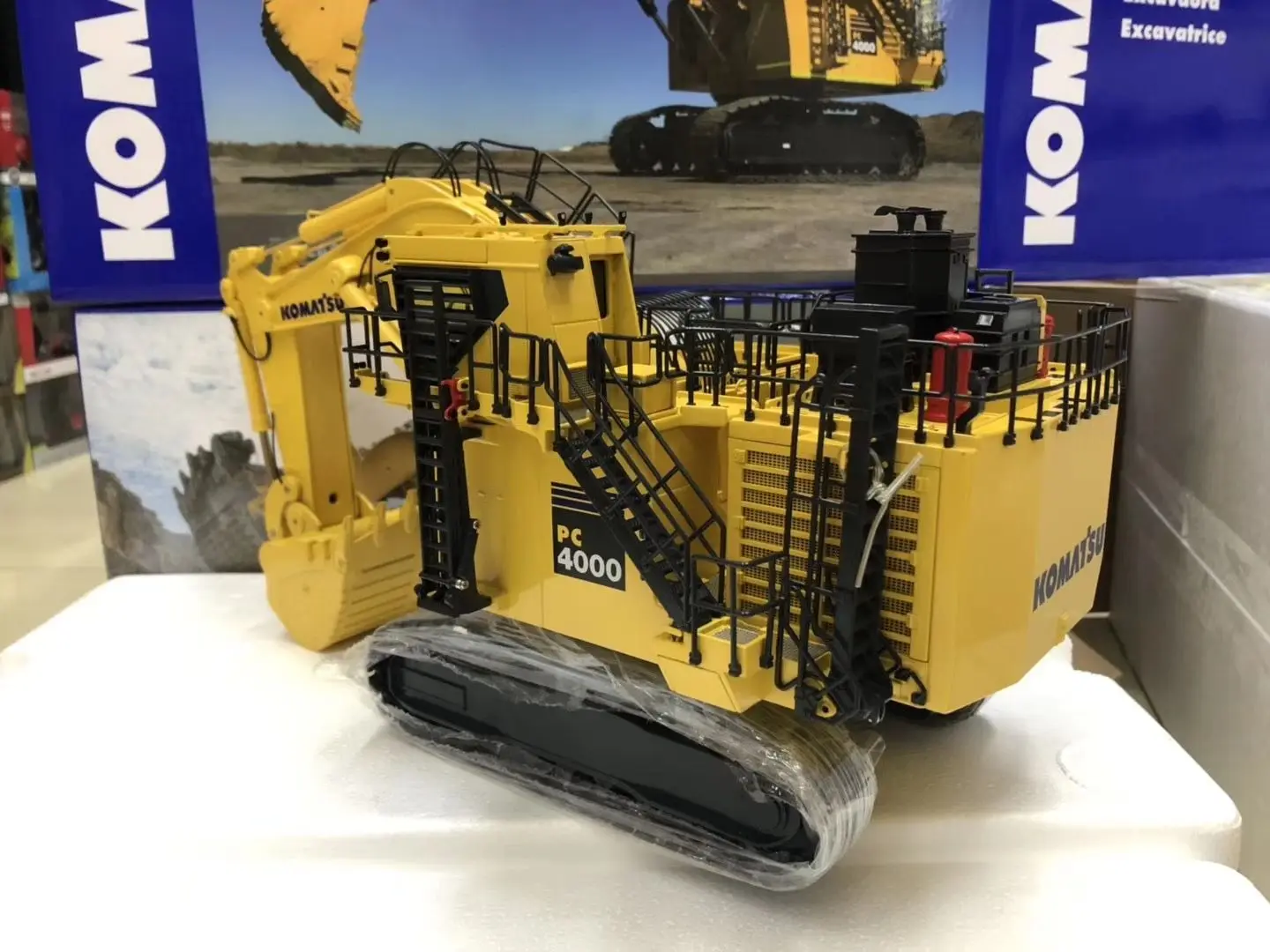 NZG Komatsu PC4000 Front Shovel 1:50 Scale DieCast Metal New in Original Box
