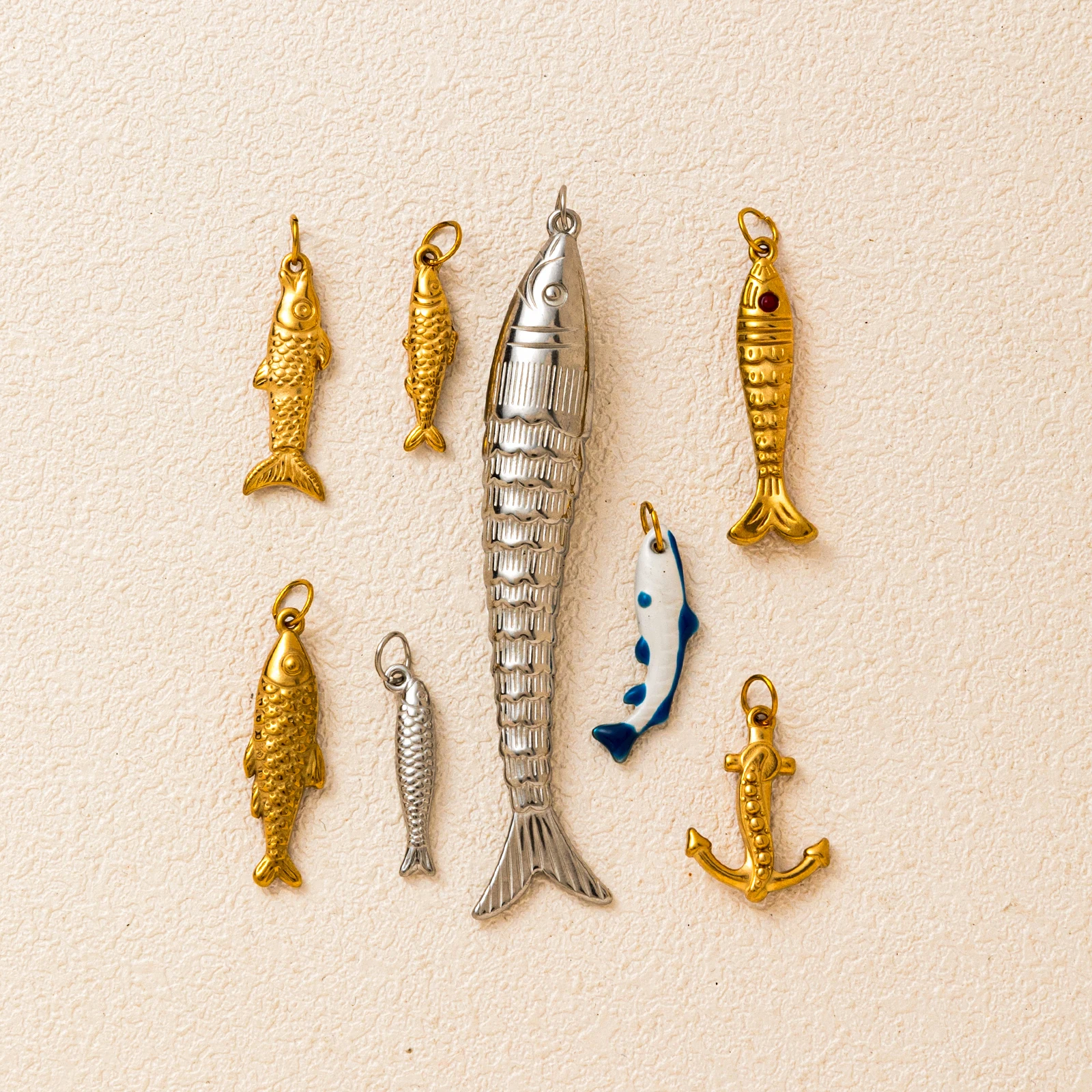 Neue modische, schlichte Anhänger aus der Ozean-Strand-Serie mit blauem Fisch und langem Fischmotiv für die Schmuckherstellung – Detail 2