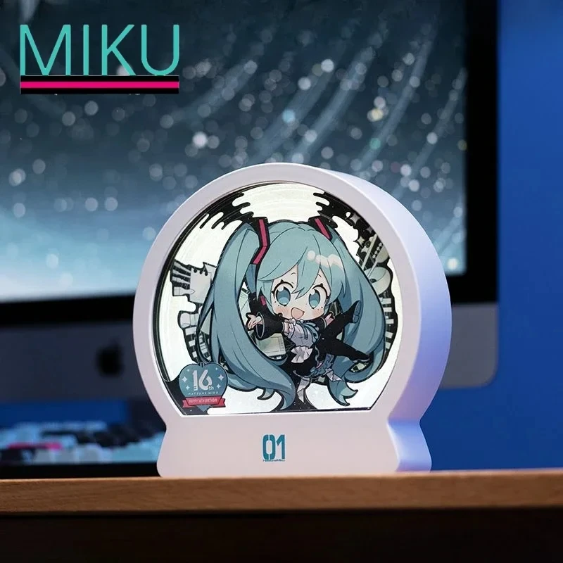 

Hatsune Miku Night Light Anime Cute Cartoon Paper Carving Lamp Kawaii Desktop Ornaments As Gifts for Friends Size 18.5x18.5x5cm