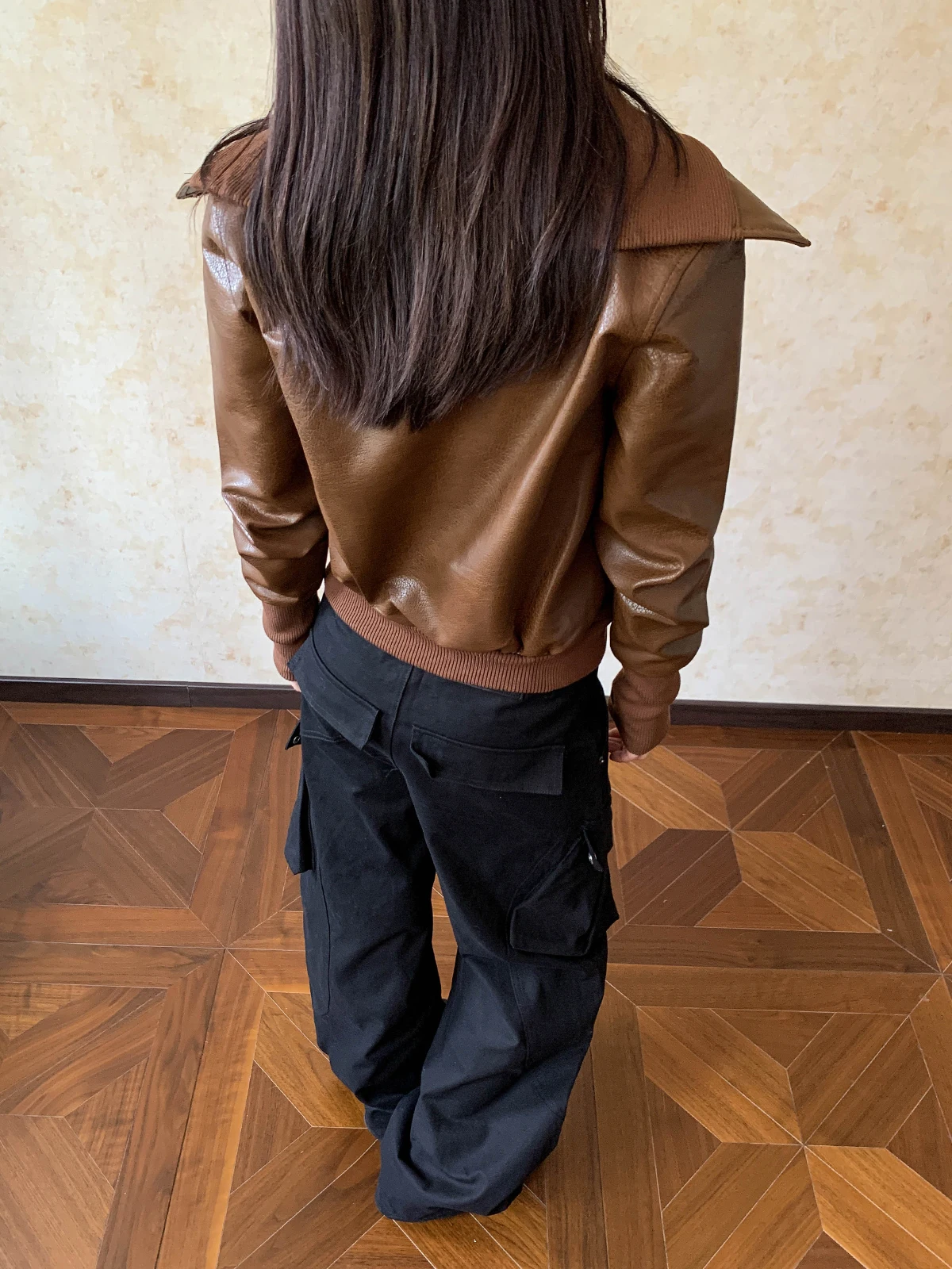 Jaqueta Feminina de Couro PU Estilo Motociclista com Rebites, Gola Virada, Cintura Ajustável e Versátil - Estilo Spicy Girl