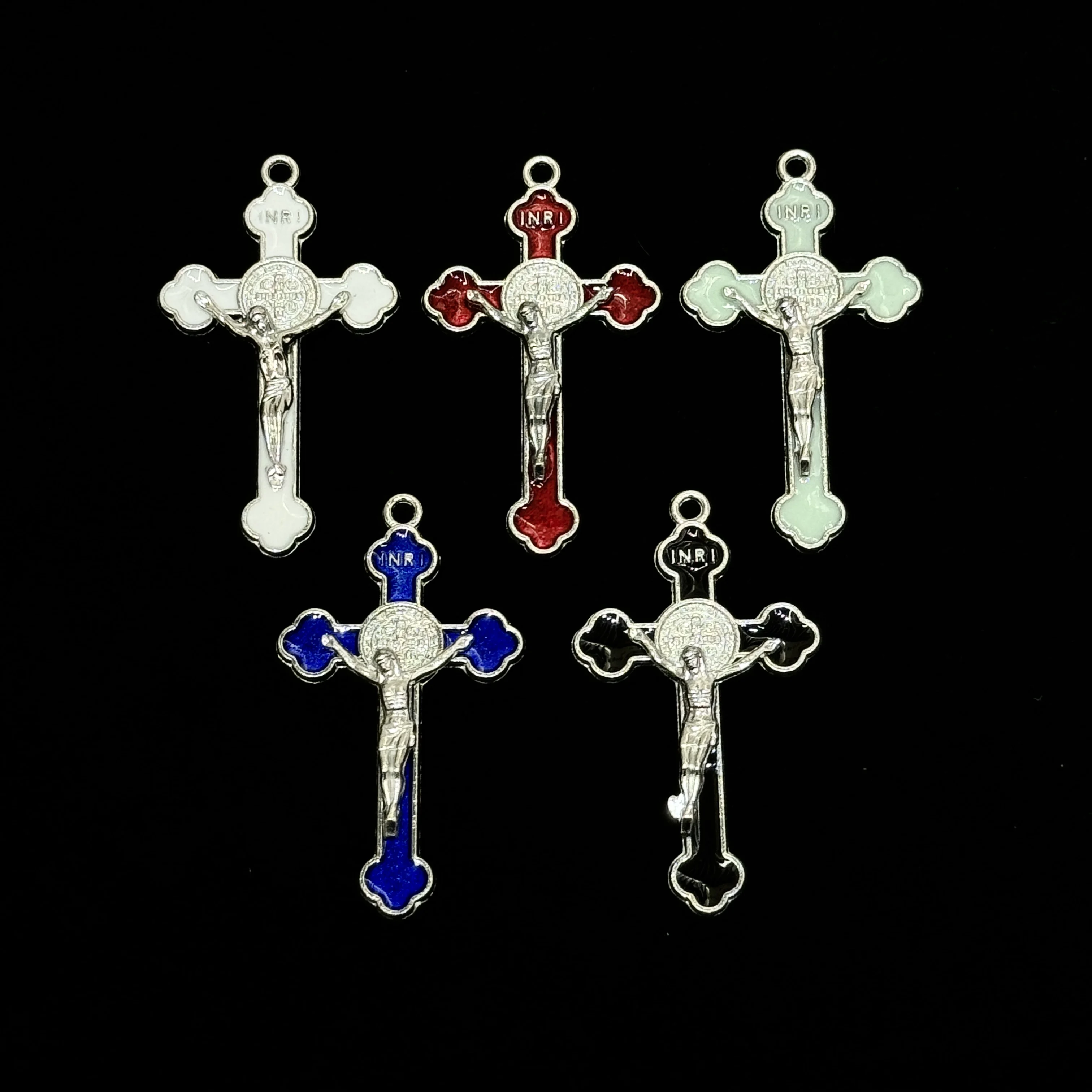 10 pendentifs crucifix émaillés Saint Benoît INRI, breloques catholiques pour la fabrication de bijoux de chapelet, couleur unique par paquet
