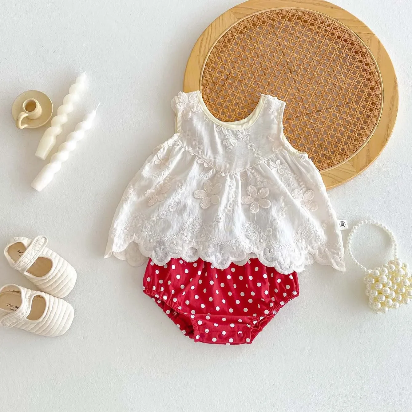 

Летний комплект корейской версии для маленьких девочек, одежда для малышей, стильный жилет с объемным цветком, шорты в горошек, комплект из двух предметов