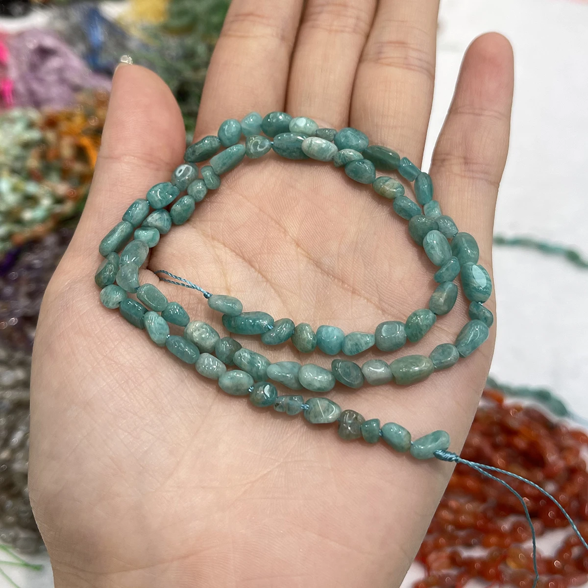 Naturstein, unregelmäßige Perlen, 3–5 mm, zum Basteln von Schmuck, für DIY-Halsketten, Armbänder, Ketten und Ohrringe. – Detail 4
