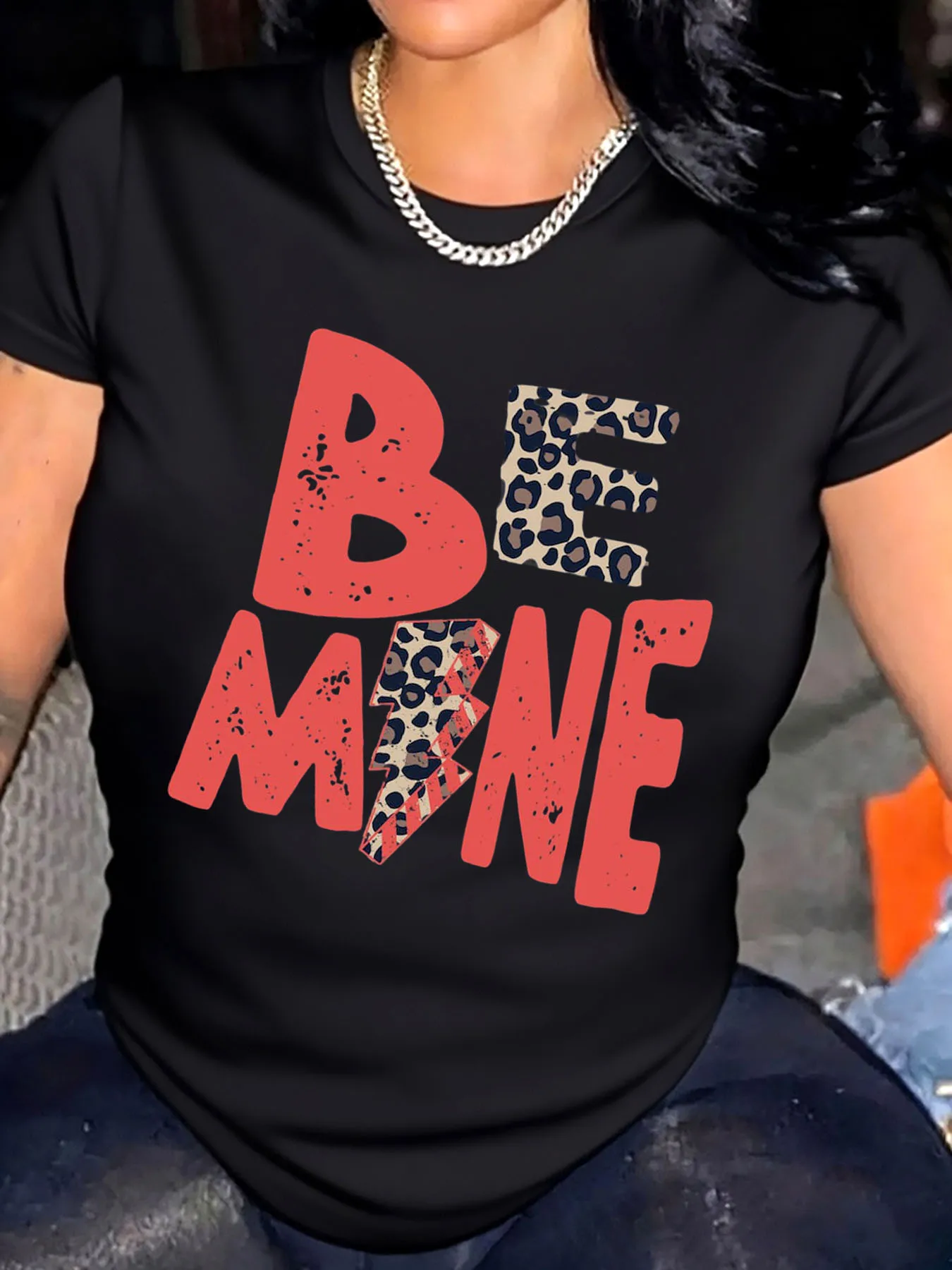 Camiseta feminina plus size Valentine Be Mine estampa de leopardo e texto roupa externa