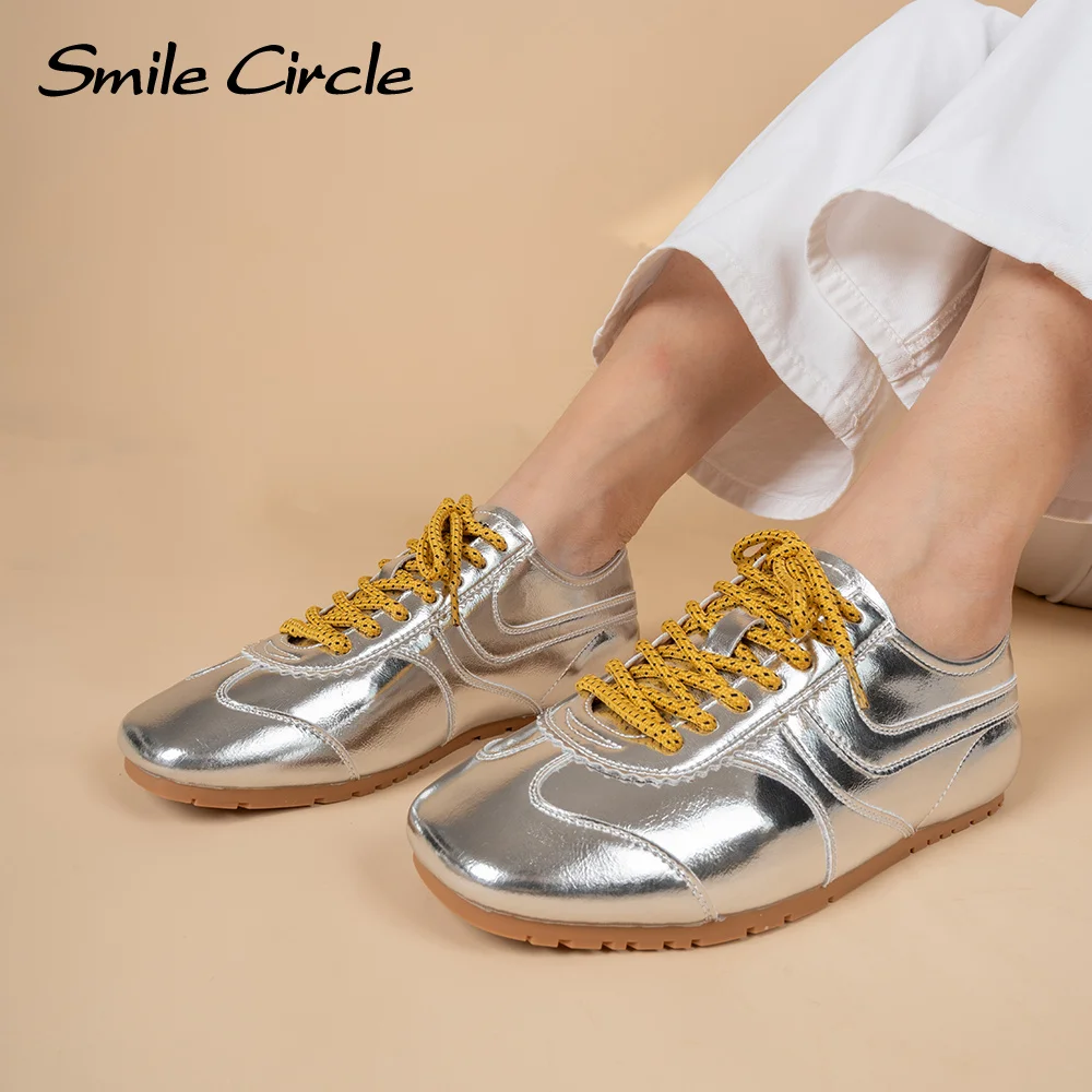 Smile Circle รองเท้าผ้าใบผู้หญิงหนังนิ่มหนังรอบนิ้วเท้ารองเท้าแบนแฟชั่นรองเท้าผ้าใบลําลอง