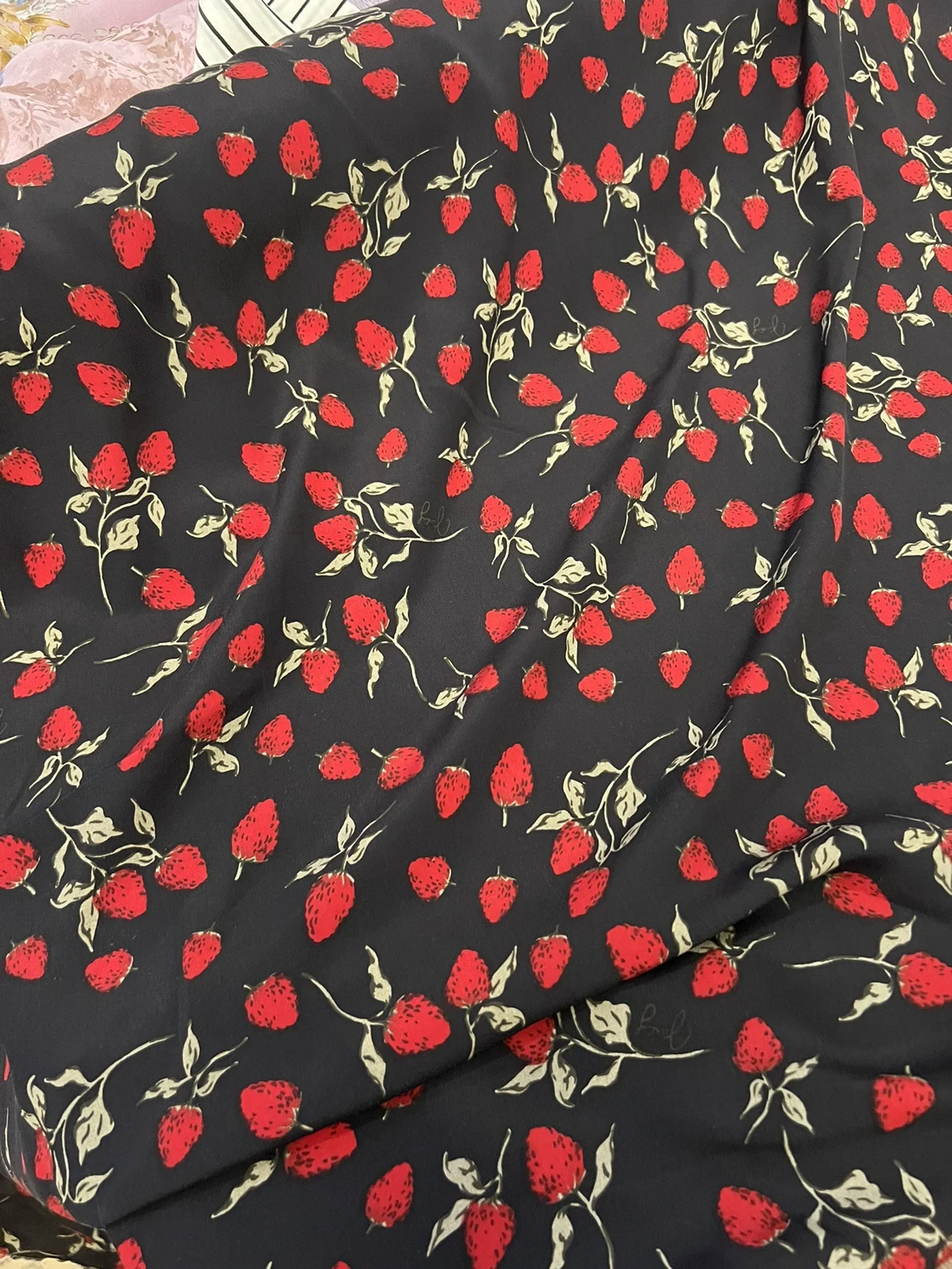 1 meter 100% Mulberry Silk 19 momme Crepe Silk Fabric Black Strawberry Printed 140cm 55\