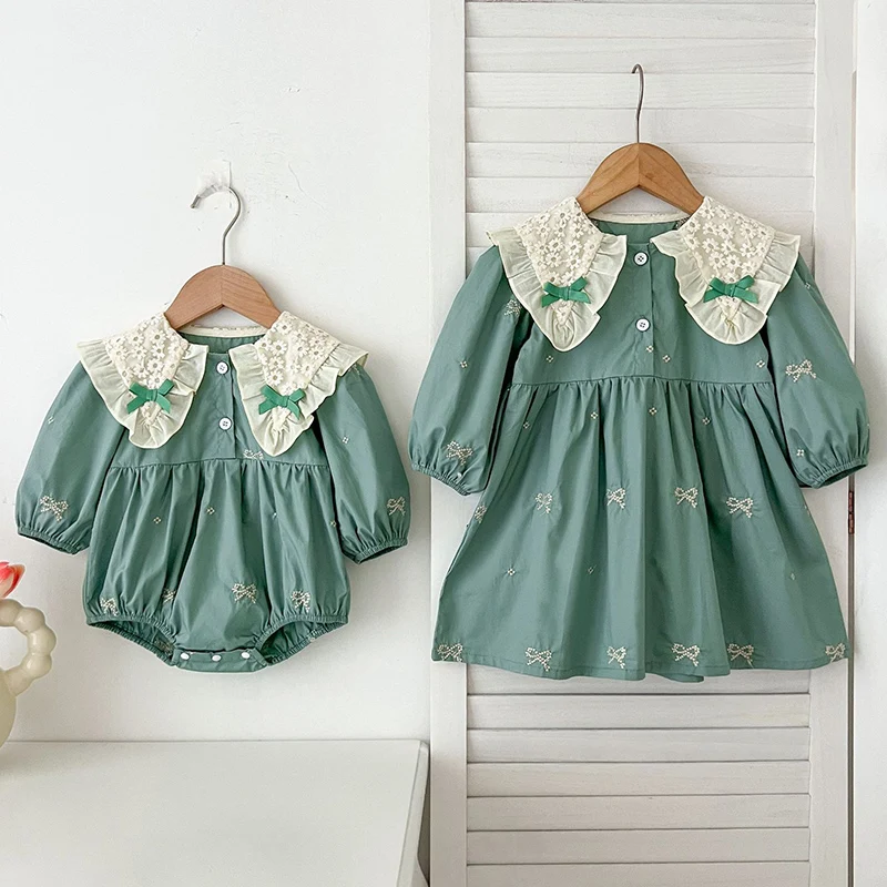 

2024, одинаковое платье для семьи и сестры, одежда для маленьких девочек, платье с вышитым бантом и большими лацканами для девочек, детский комбинезон, платья принцессы