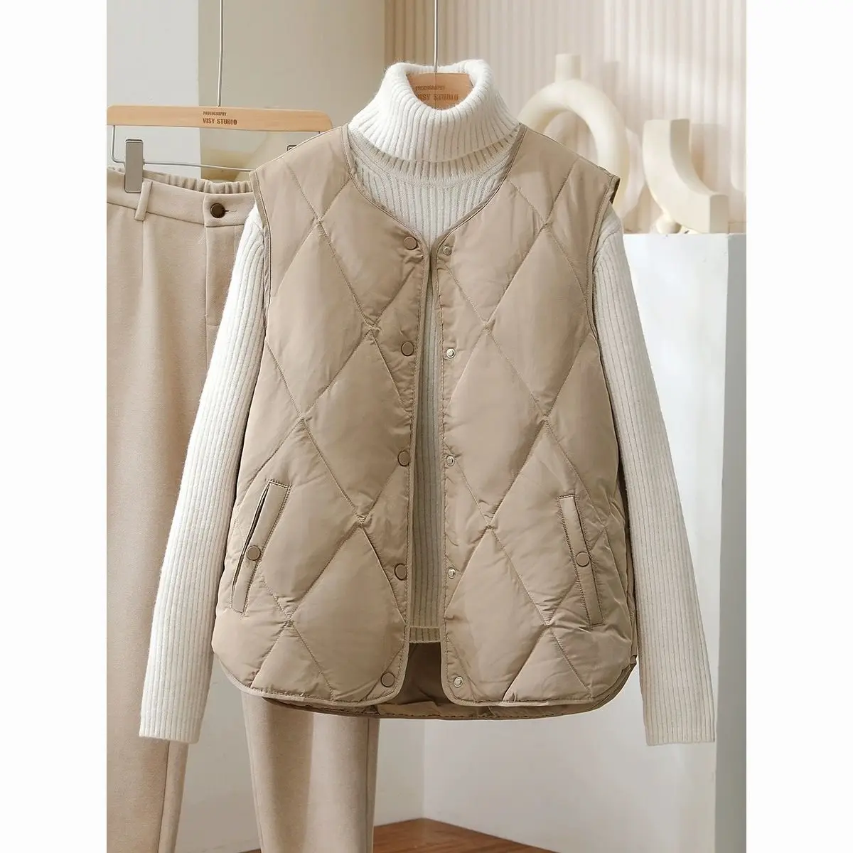 

Black/Coffee Down Vest Jackets Women Autumn Winter Round neck Collar Beige Sleeveles Cotton Coat Thin And Light Ladies Warm B565