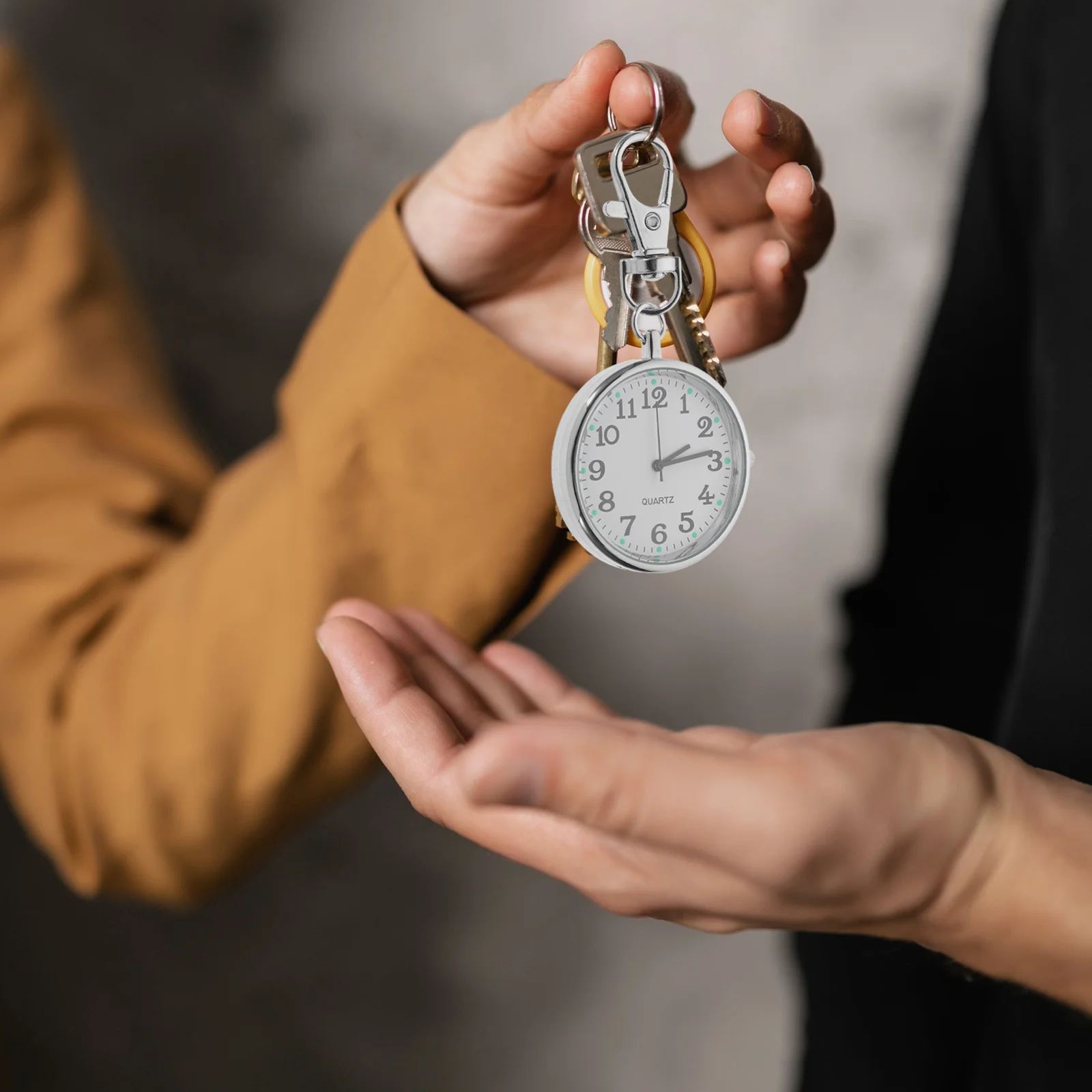 Tasca da tasca per infermiera per donna Portachiavi portatile piccolo da appendere in acciaio bianco Orologio da infermiera Orologio piccolo Durevole trasparente