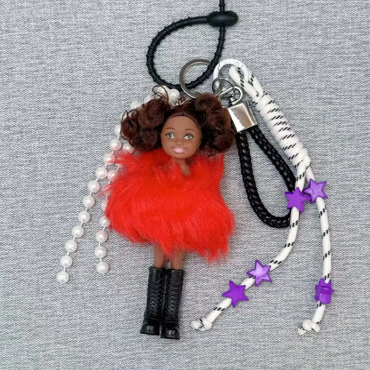 แฟชั่นผิวสีดําเล็กๆผิวสีขาวสาวตุ๊กตา Kelly ตุ๊กตาจี้ DIY เสื้อผ้าเปลี่ยนรถพวงกุญแจพวงกุญแจน่ารัก