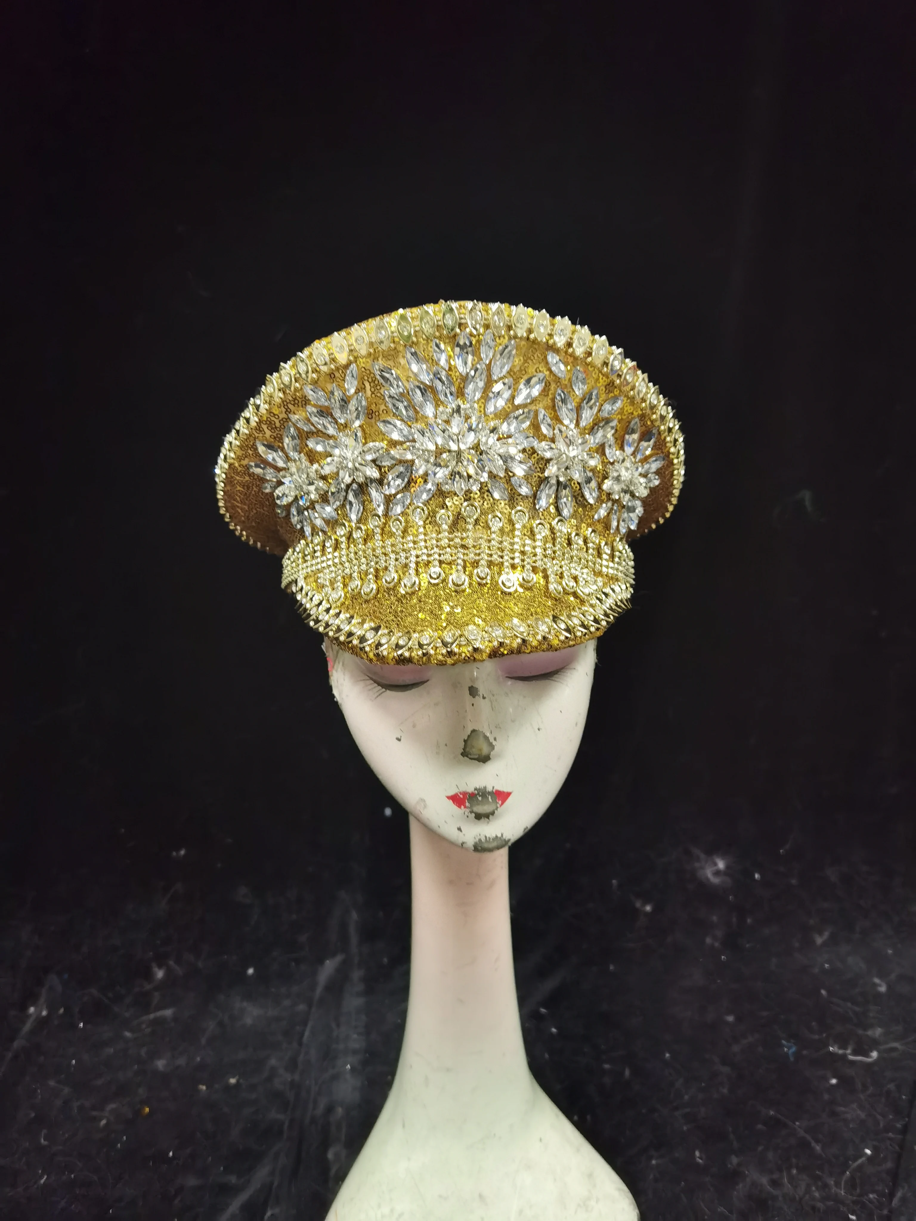 Fashionable, exaggerated, cool, trendy, luxurious decoration, diamond top hat and headdress for women