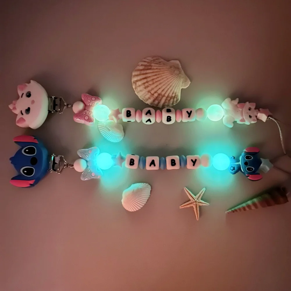 사용자 정의 편지 이름 아기 만화 실리콘 비즈 펜던트 젖꼭지 클립 체인 홀더 Teether 아기 Kawaii 장난감 아기 선물