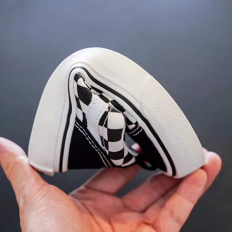 أحذية رياضية للأطفال منخفضة عالية الجودة للأولاد والبنات أحذية تزلج مريحة في الهواء الطلق للأطفال أحذية تنس قماشية للمشي في المدارس