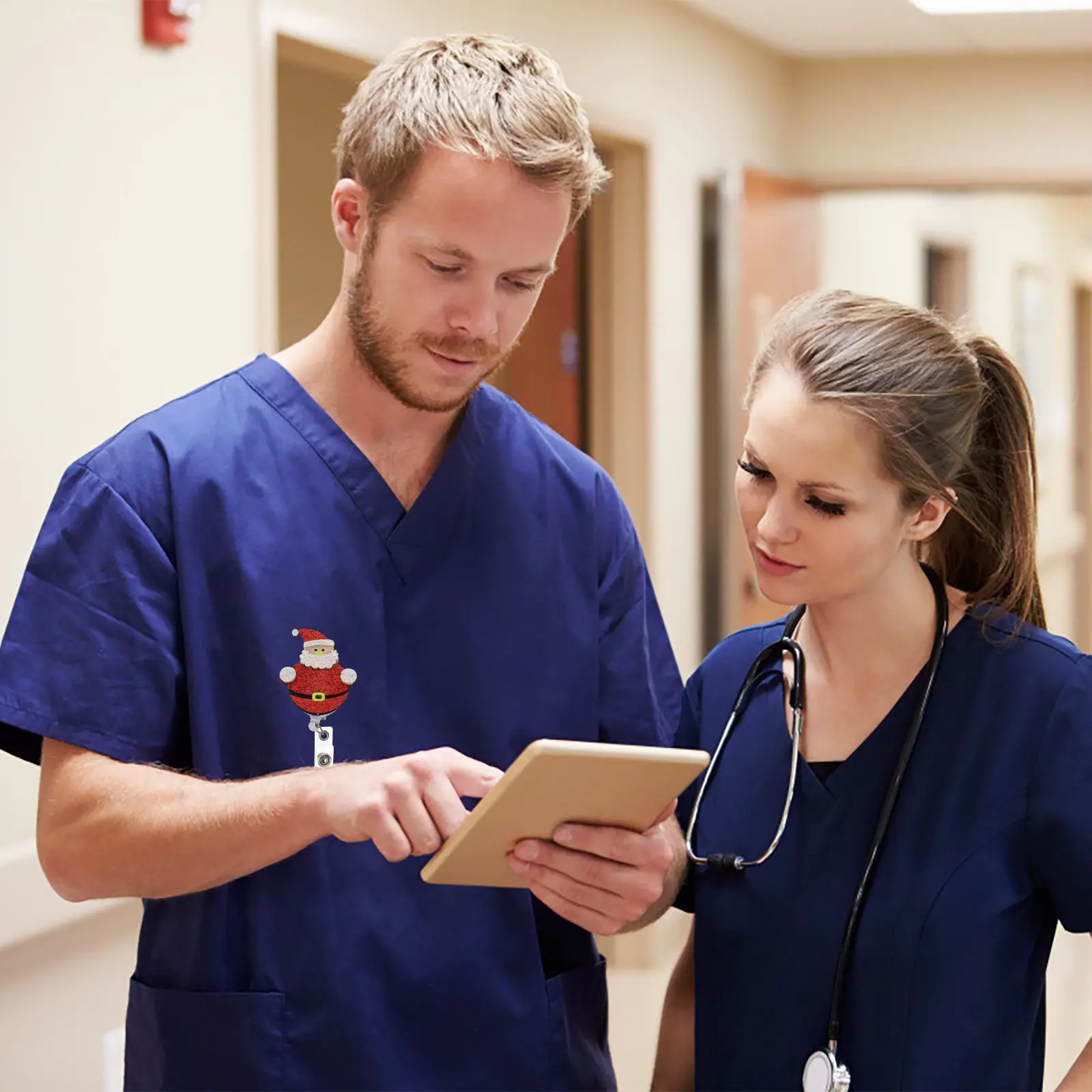 

Набор из 4 держателей для бейджей из АБС-пластика: Дед Мороз, Снеговик, Сова, мультяшный дизайн, выдвижной зажим-роллер для бейджей медсестер, студентов, рабочих удостоверений