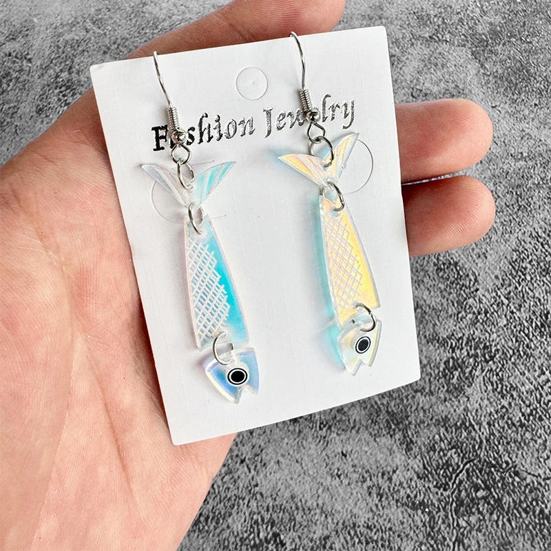 Kawaii Acryl-Fisch-Charm-Ohrringe Holografischer Farbverlauf Lange Tropfenohrringe für Frauen Strandparty