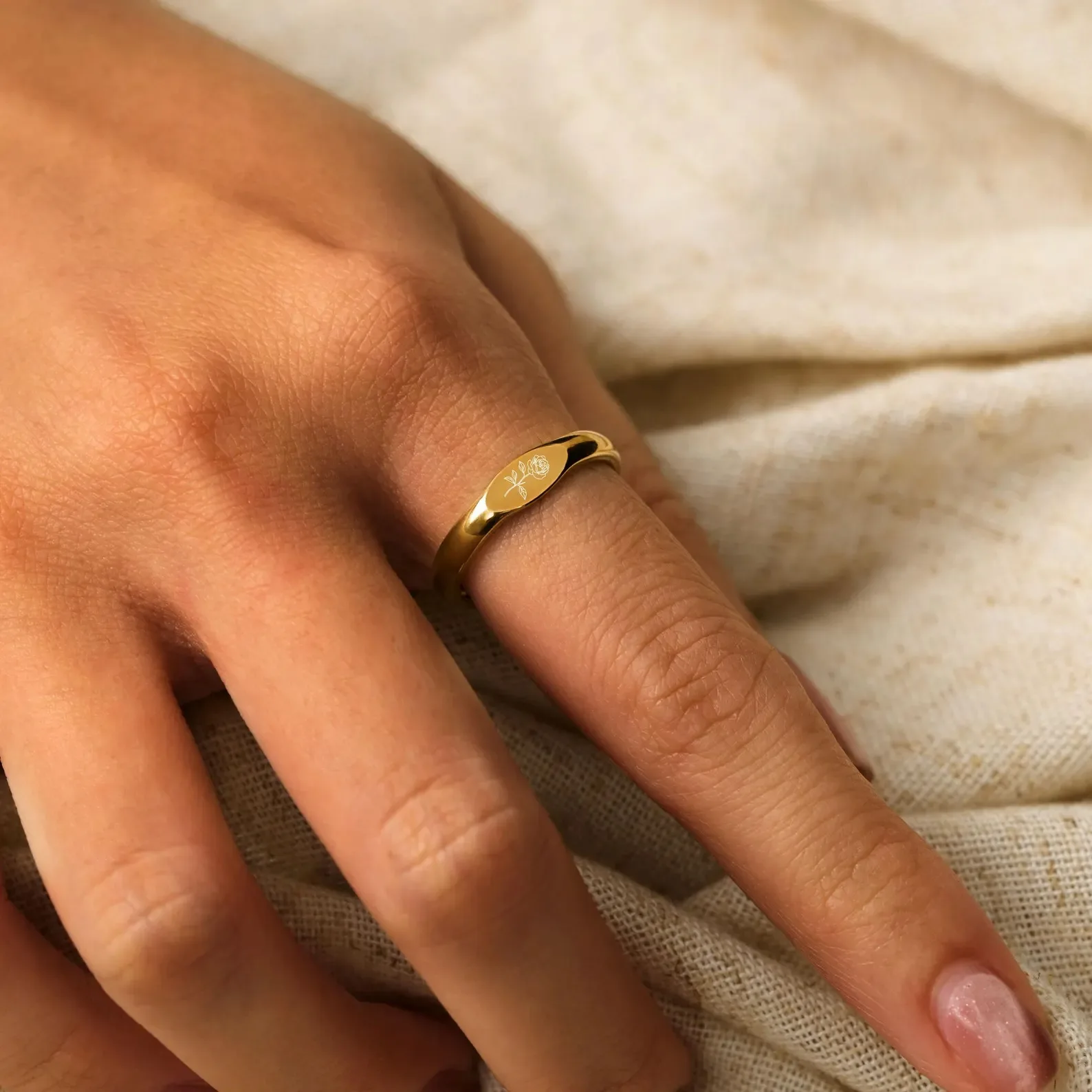 

Персонализированное кольцо с цветком месяца рождения, тонкое кольцо с гравировкой на заказ, штабелируемое кольцо для женщин и девочек, позолоченное из нержавеющей стали 18 карат