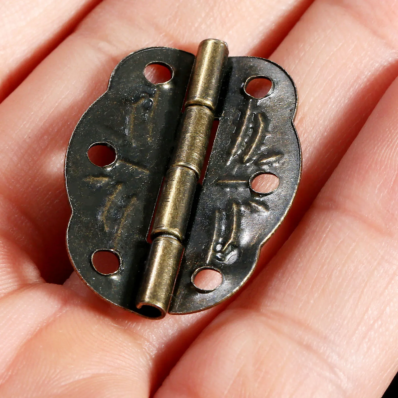 

20Pcs Antique Bronze 6 Holes Cupboard Case Hinges Vintage Decorative Gift Box Cabinet Fiting Furniture Hardware W/screws 30x22mm