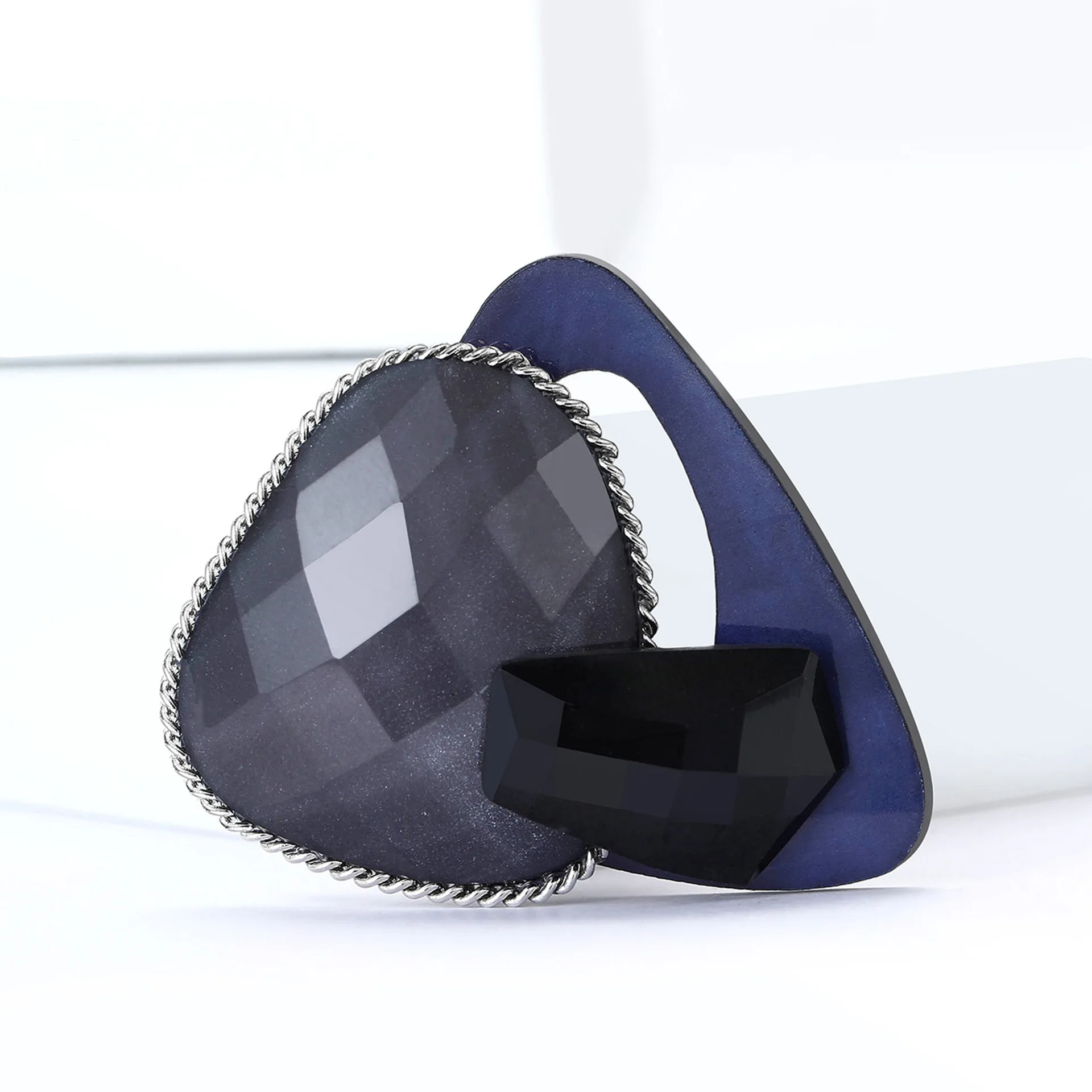 Cross border minimalist retro alloy fashionable pin clothing accessories, high-end creative personality geometric brooch