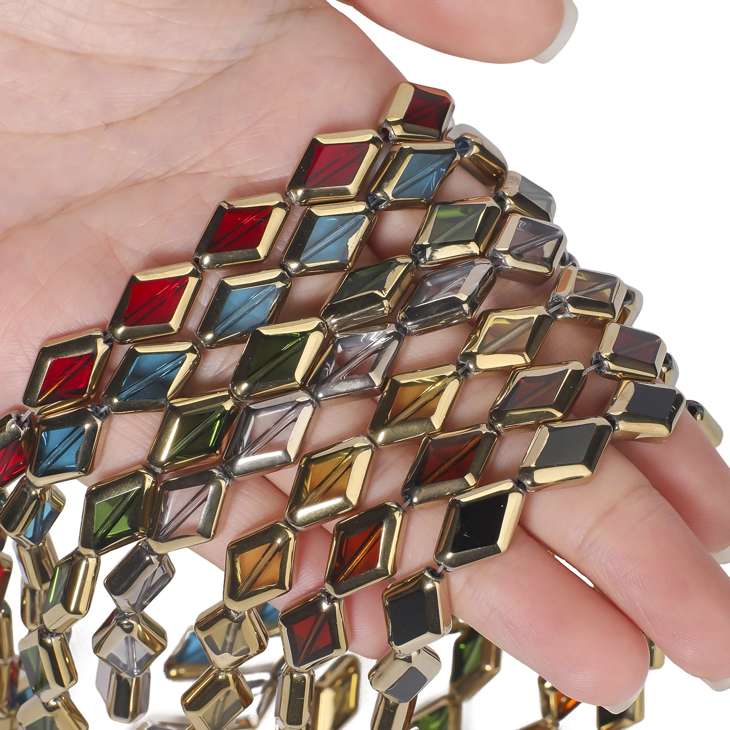 Diamantförmige, goldrandige Kristallquarzperlen, 10 x 15 mm, transparente, farbige Glasperlen für die Schmuckherstellung, zum Selbermachen von Halsketten. – Detail 3