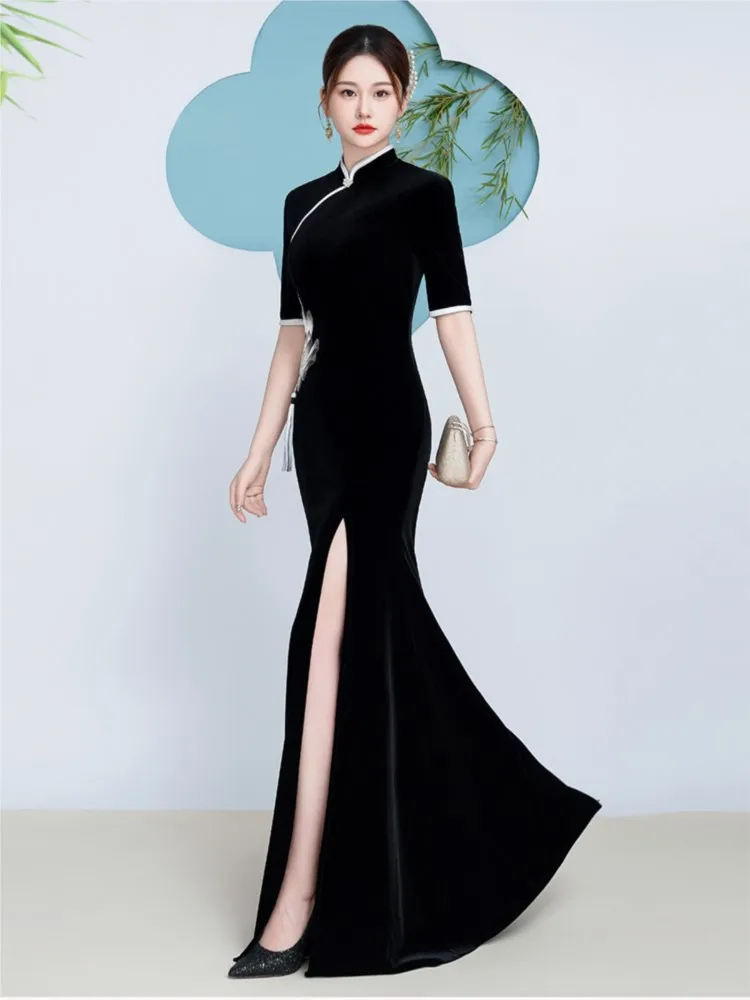 

The velvet cheongsam fashion show presented a new Chinese-style long dress with fishtail shape