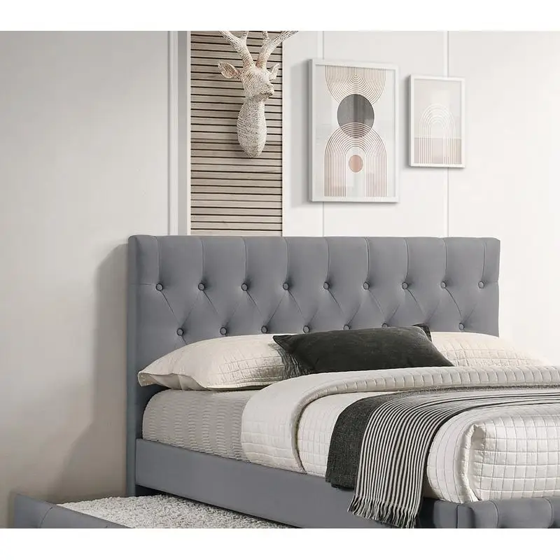 سرير معاصر بحجم مزدوج مع دولاب، منجد من الخيش باللون الرمادي الفاتح، لوح رأسي معنقدة بأزرار ولوح قدم، شرائح خشبية،