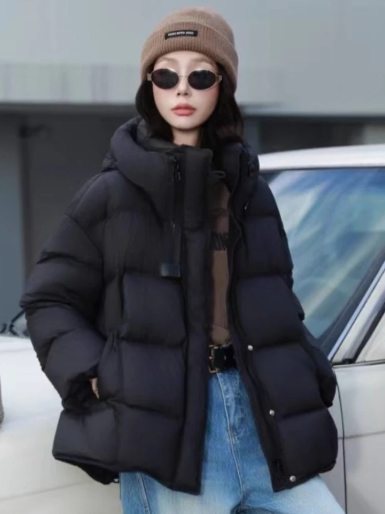 เสื้อแจ็คเก็ตขนเป็ดขาว 90% สำหรับผู้หญิง ฤดูหนาวปี 2025 สไตล์ลำลอง หลวม โอเวอร์ไซส์ อุ่นสบาย มีฮู้ดพร้อมเชือกผูก