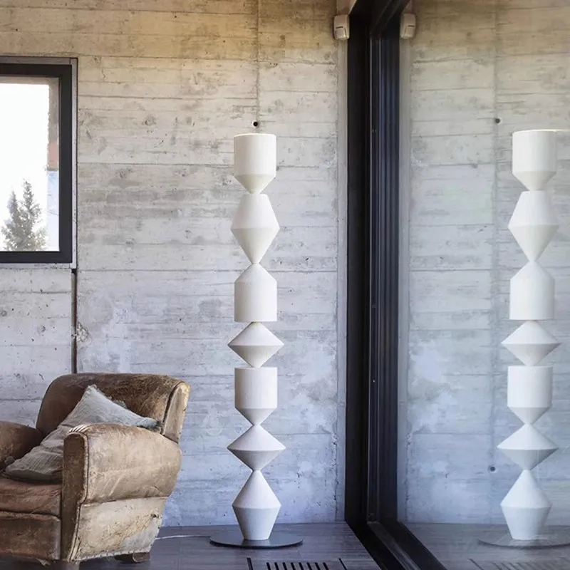 

Скандинавская мода, средневековый бревенчатый стиль, дизайнерская гостиная, выставочный зал, лампы B & B, бесшумный стиль, торшер