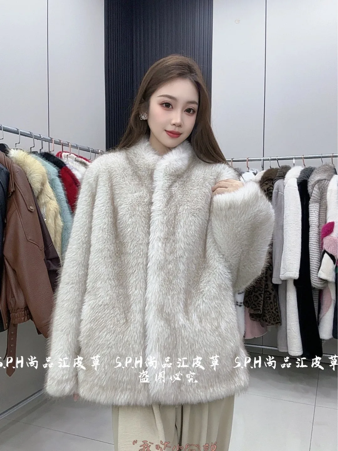 معطف شتوي بني للنساء 2025 معطف فرو قصير جديد بلونين مع سترات سميكة على طراز مصمم للنساء