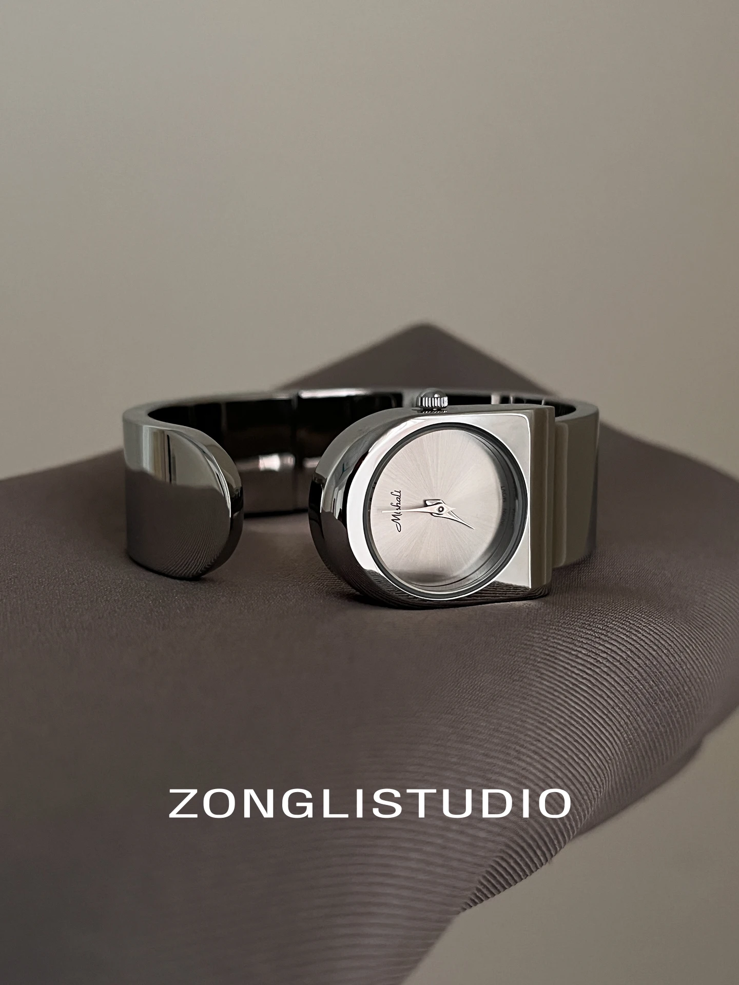 ساعة نسائية فاخرة أصلية، طراز سوار مربع بسيط، ساعة دائرية صغيرة معدنية راقية، ساعة يد عصرية.