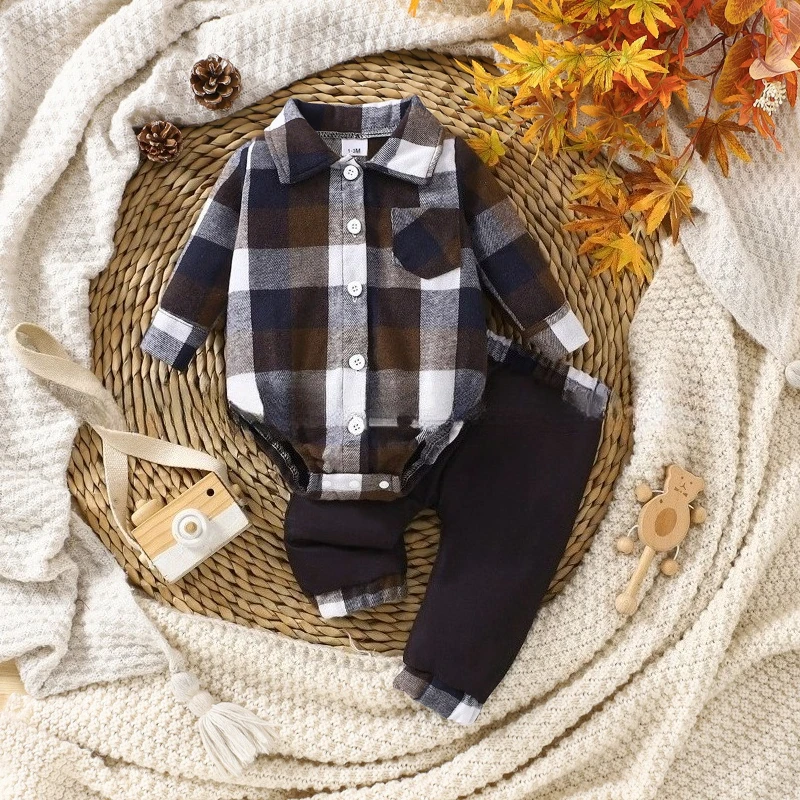 

Комплект из рубашки и брюк на пуговицах с длинными рукавами в клетку для маленьких мальчиков — уютный осенне-зимний наряд, модный и универсальный костюм на Рождество