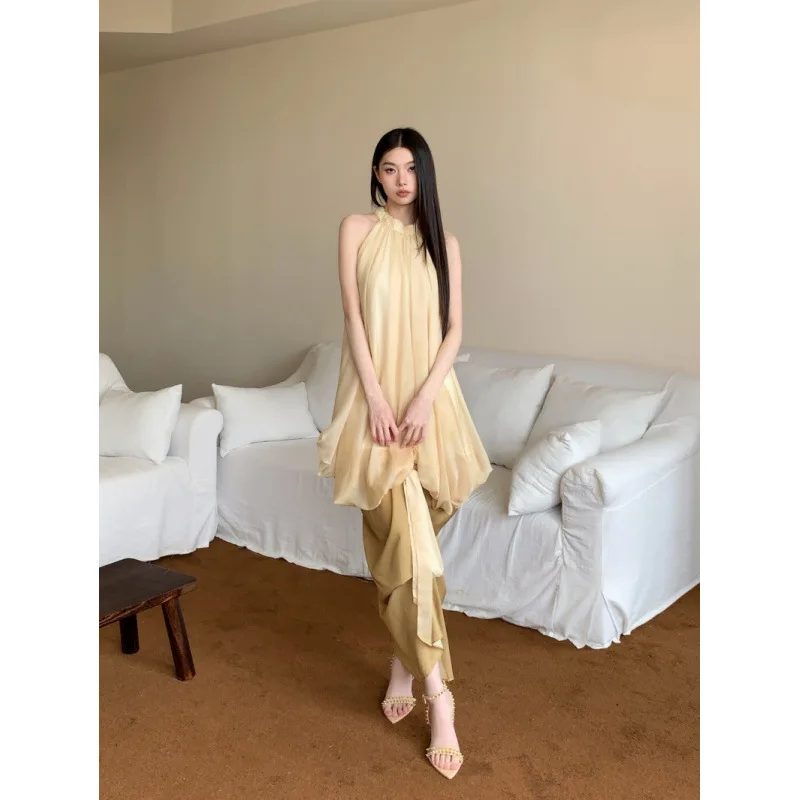 Sukienka damska letnia, minimalistyczna, długa, bez rękawów, z dekoltem typu halter, w stylu retro, z satynowymi wstawkami, odkrywająca ramiona.