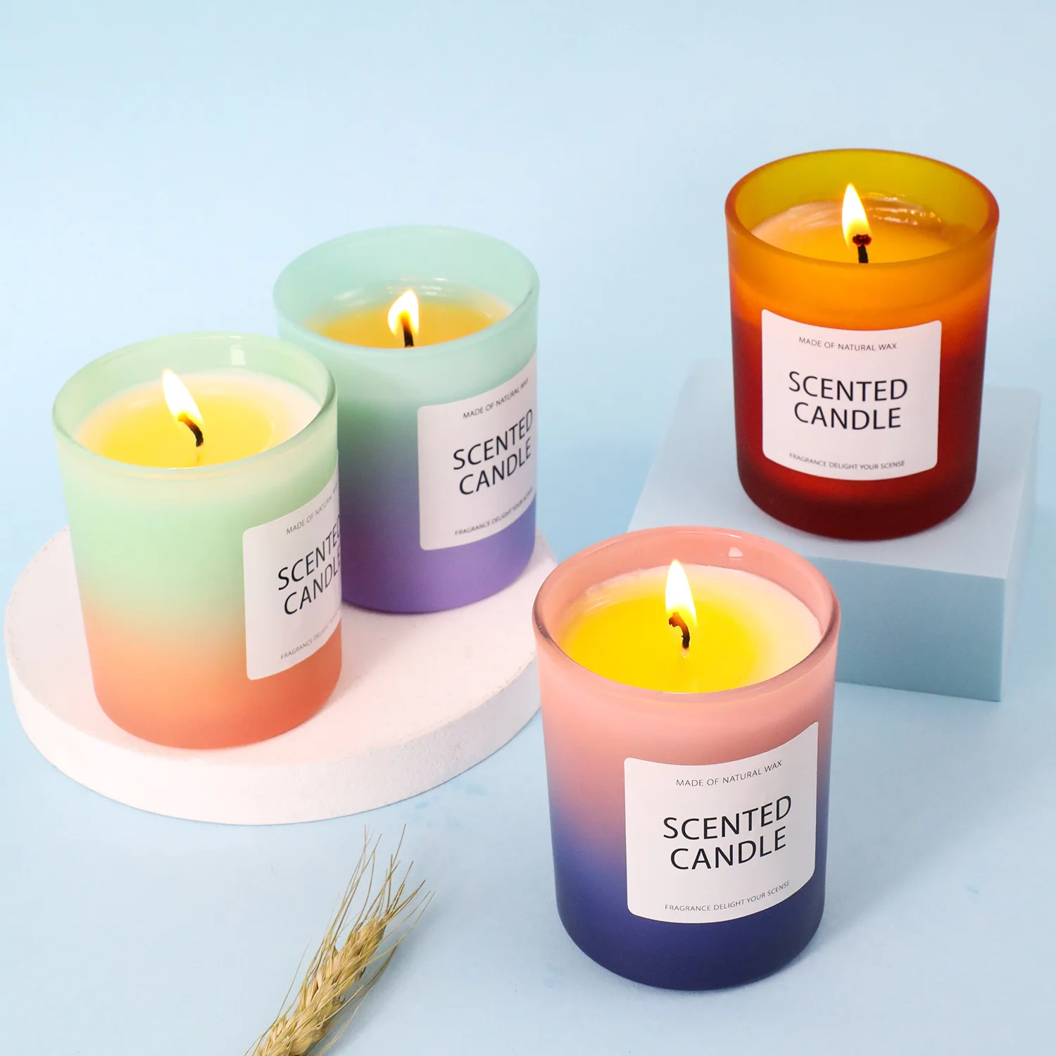 High appearance level gradient color glass scented candle. Canned soy wax fragrance with hand salute. Home fragrance decoration.