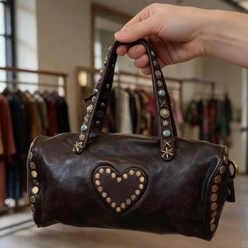 Vintage Handtasche mit Zylinderform und dunkelbraunem Griff, Damen Retro Distressed Barrel Bag, Handtasche mit Herz-Nieten-Dekor und Metallnieten – Detail 9