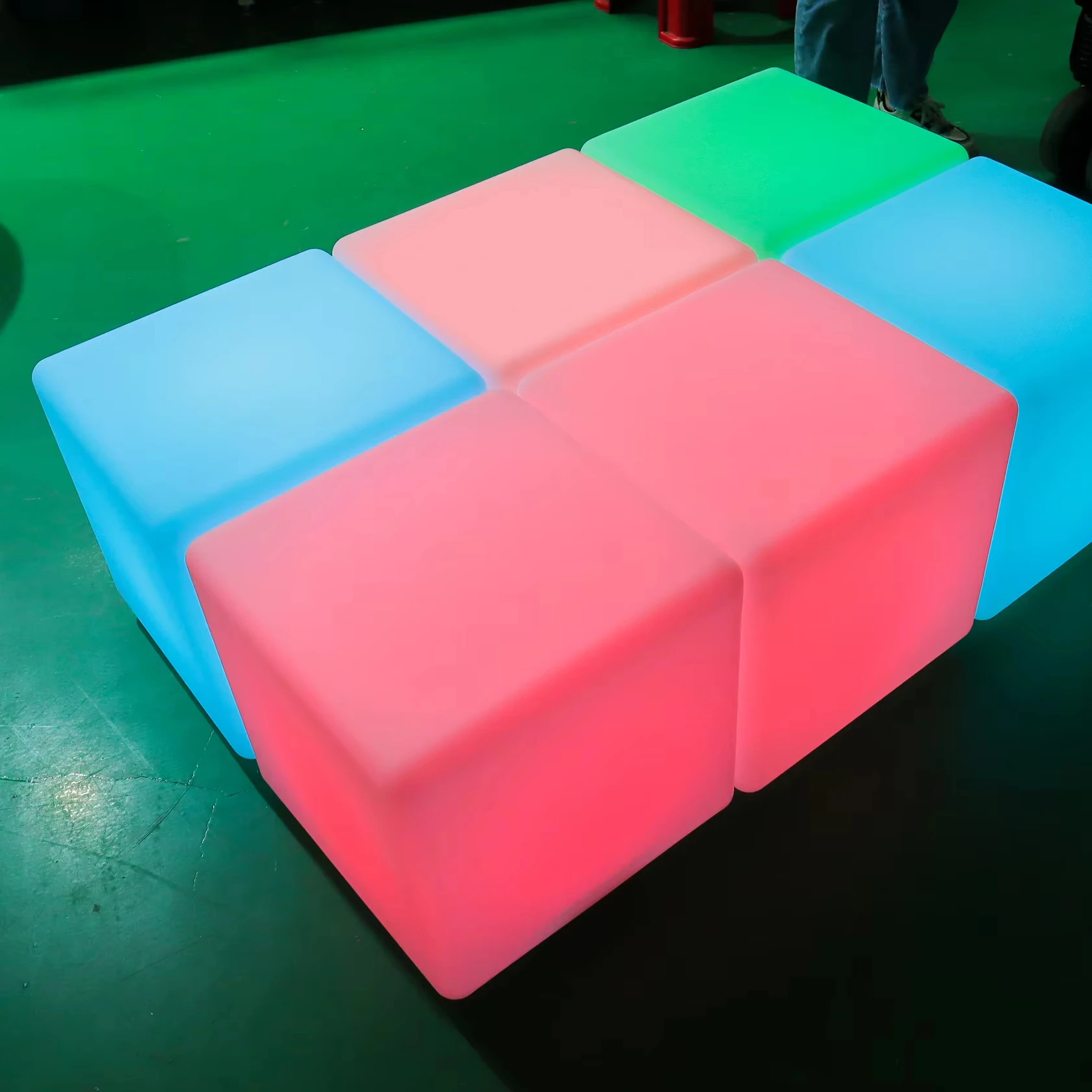 مصباح LED بلاستيكي حديث قابل للتعديل 30-50 سم تصميم مكعب متوهج ثلاثي الأبعاد كرسي بار مضيء للاستخدام المنزلي والبار والمركز