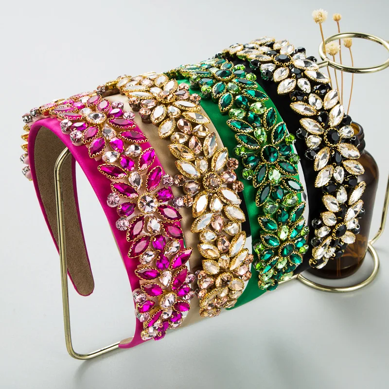The supply is fashionable and exaggerated, with glass diamonds and flowers. Heavy industry temperament is full of diamond headba