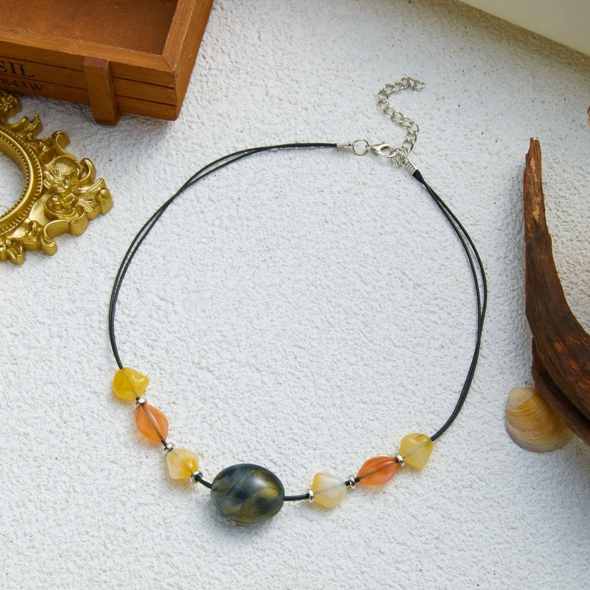 Ästhetische Boho-Halskette mit unregelmäßigen Acrylperlen und schwarzem Seil für Damen und Herren, Retro-Handarbeit, geometrischer Choker, Partyschmuck – Detail 30