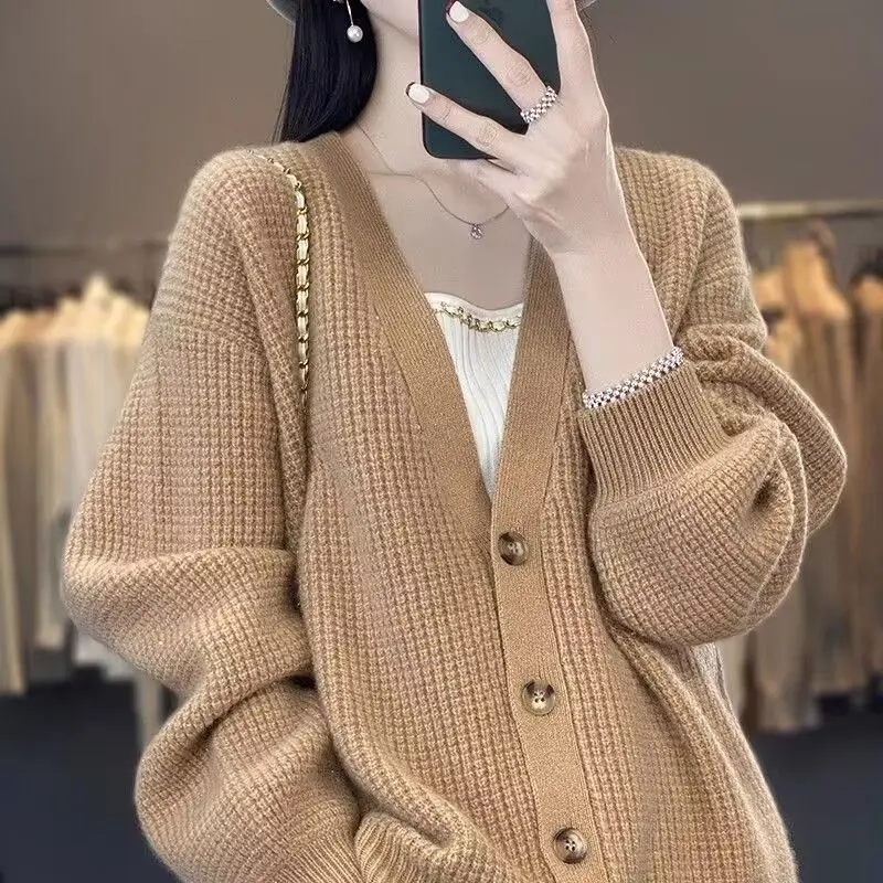 ฤดูใบไม้ผลิฤดูใบไม้ร่วงถักเสื้อสเวตเตอร์ถักสีทึบผู้หญิง V คอเสื้อกันหนาวอเนกประสงค์เกาหลีหลวมแขนยาวด้านบนด้านนอก