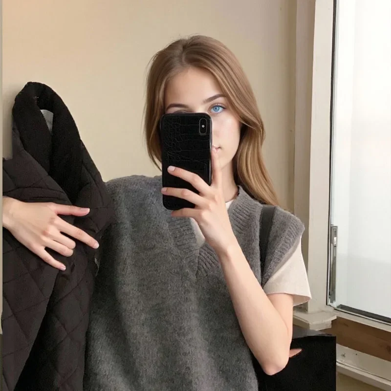 

Autumn and winter warm and comfortable V-neck gray knitted vest women, simple and exquisite black fashion sleeveless vest