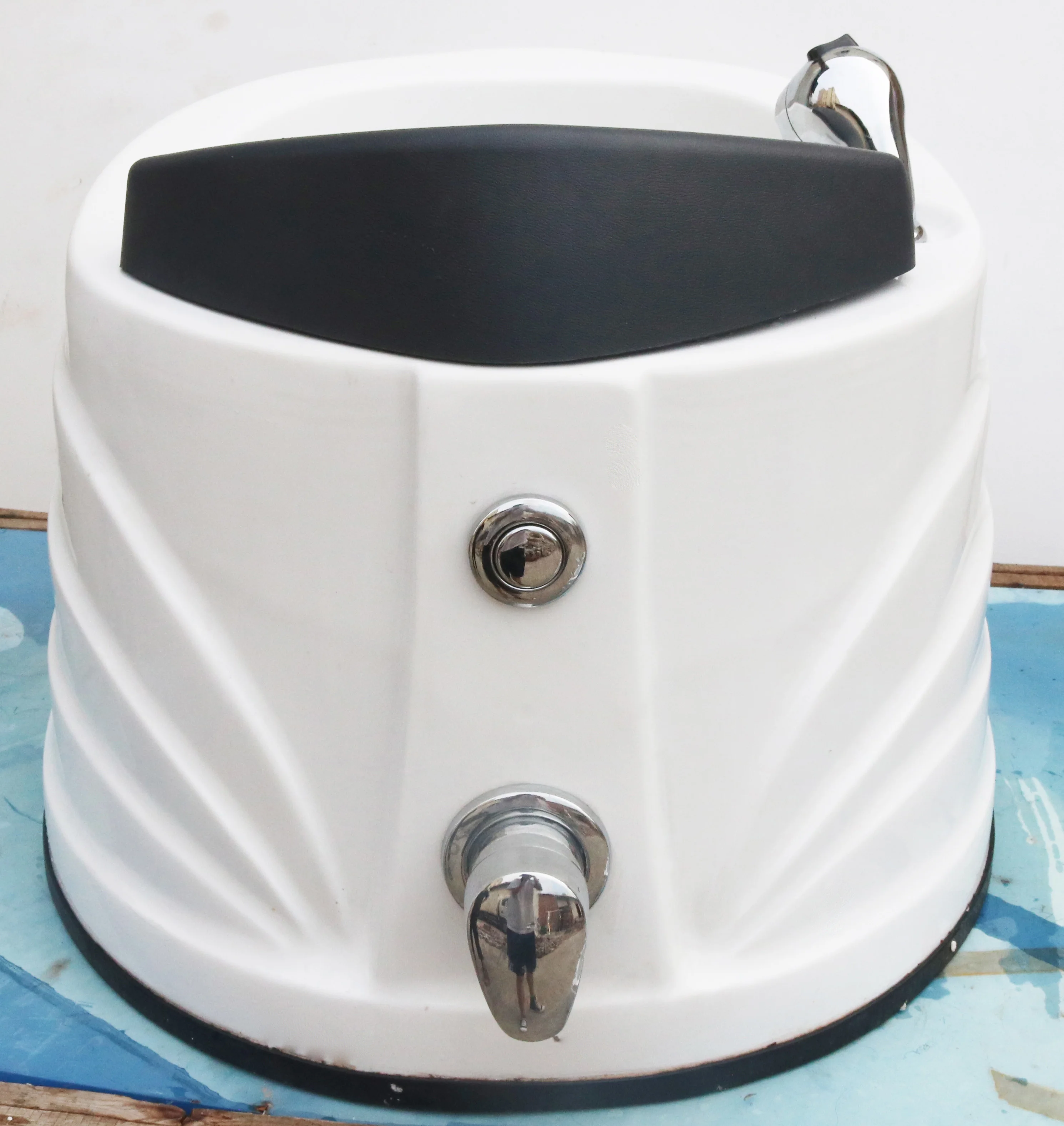 Wholesale Electric Modern White Pedicure Massage Chair With Roller Kneading Massage And Foot Spa Bowl