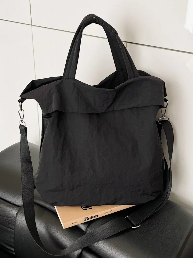 CEEKAY Mattschwarze, gekräuselte Nylon-Umhängetasche, übergroße, weiche Umhängetasche mit einfacher Überschlagöffnung, breiter, verstellbarer Stoffriemen, lässige Handtasche – Detail 23